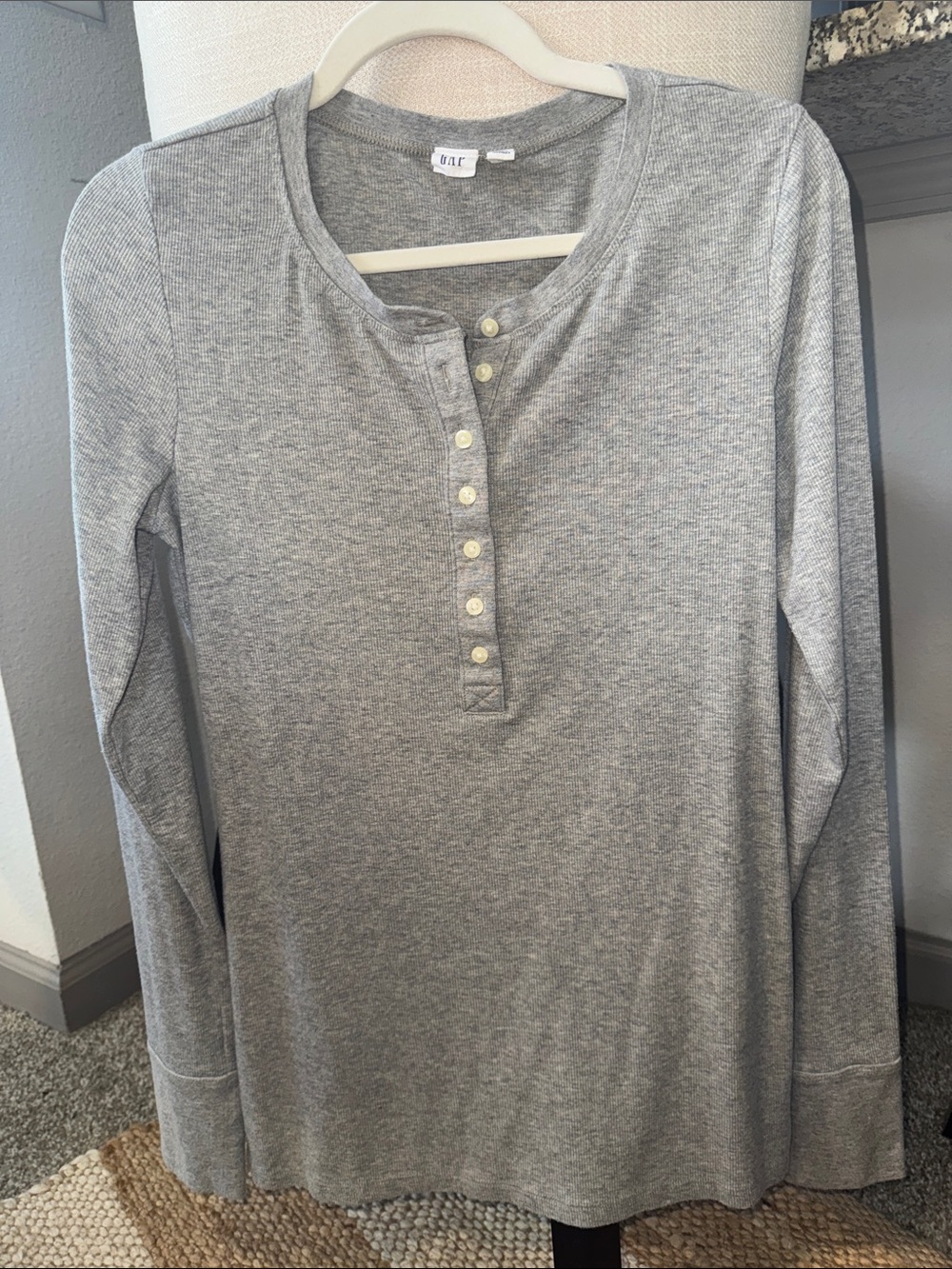 GAP Heather Gray Ribbed Henley - size M Tall